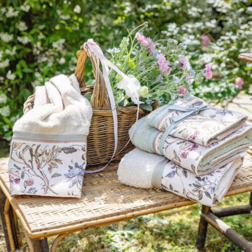 Coppia asciugamani in spugna di cotone nei toni neutri, texture morbida e rifiniture eleganti, collezione Mocha Mousse.