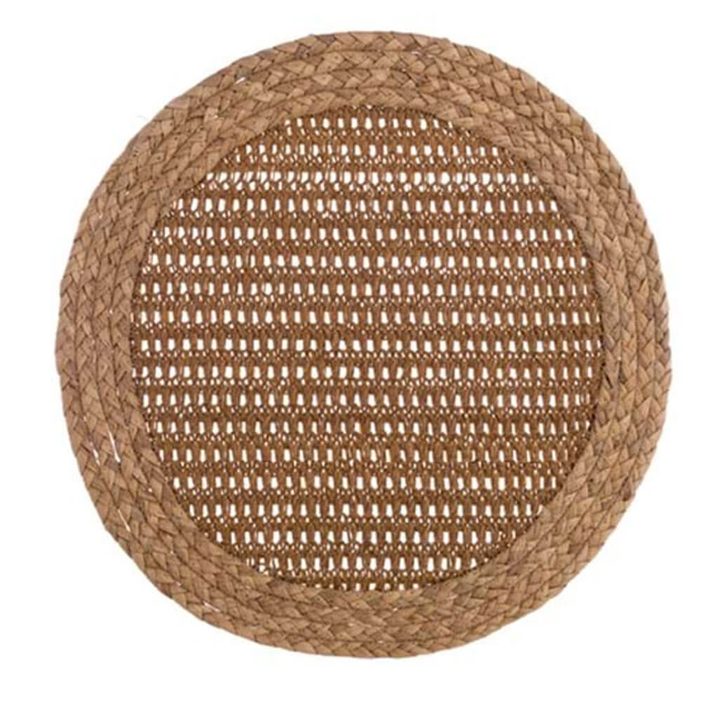 Blanc MariClò Sottopiatto Raffia Naturale 38 cm 1 Sottopiatto rotondo intrecciato in fibra naturale, bordo spesso intrecciato e centro a rete larga. Stile rustico raffinato.