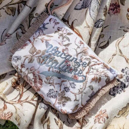 Pochette in cotone con stampa floreale rosa e ricamo "Vacanze Italiane", rifinita con frange laterali e zip, collezione Mocha Mousse.