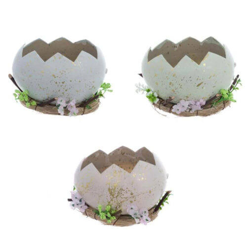 Uovo decorativo spezzato con effetto maculato dorato, base a nido con fiori e rametti, disponibile in rosa, azzurro o verde.