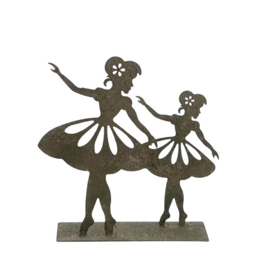 Decorazione in ferro con due ballerine stilizzate su base piatta, finitura effetto anticato, esposta su mobile in legno con piante.