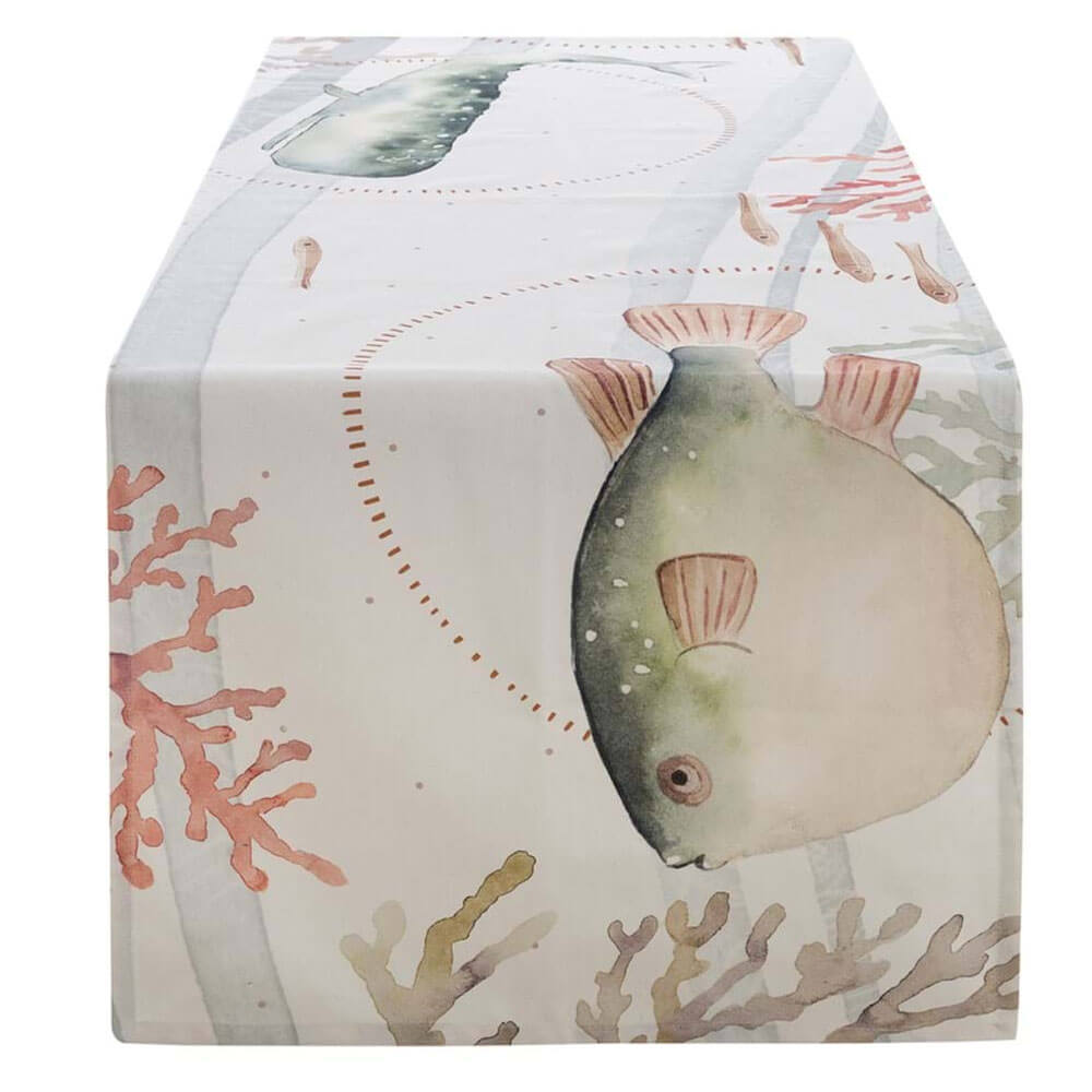 Blanc MariClò Camino de mesa Verde Riviera 50x160 cm 1 Camino de mesa blanco con dibujos de peces y ballenas en estilo acuarela, decorado con corales de colores sobre fondo claro.