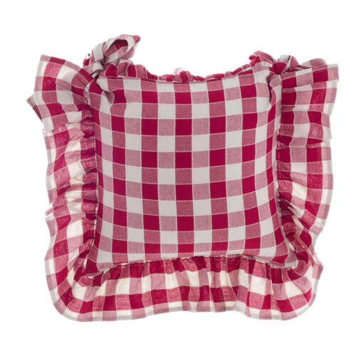 Copricuscino quadrato Blanc MariClo’ a quadri vichy rosso/bianco con balza arricciata e fiocchi ai lati, appoggiato su sedia in legno stile rustico.