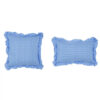 Set di due cuscini con fantasia vichy azzurro e balza arricciata, in stile shabby chic, su sfondo rustico.