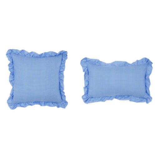 Set di due cuscini con fantasia vichy azzurro e balza arricciata, in stile shabby chic, su sfondo rustico.