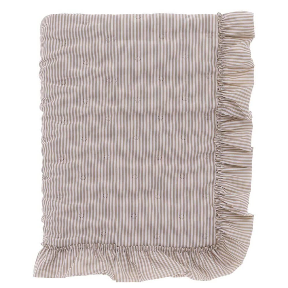Trapunta matrimoniale beige con fantasia a righe verticali e balza arricciata, stile romantico shabby chic.