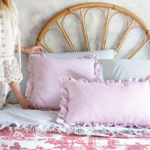 Set 2 cuscini rosa con gala, righe sottili e stile shabby chic Blanc Mariclò.