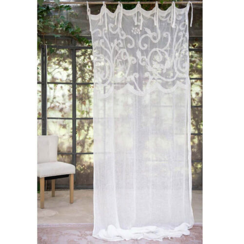 Tenda finestra corta Blanc Mariclò in lino con ricami su tulle e laccetti, stile romantico e leggero.
