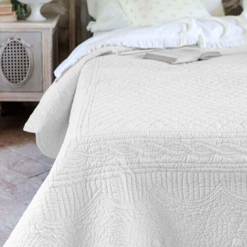 Copriletto boutis bianco Blanc Mariclò 250x260 cm con trapuntatura floreale e bordo sagomato decorativo.