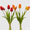 Bouquet di 5 tulipani artificiali semichiusi, con foglie verdi, disponibile in rosso o arancio.