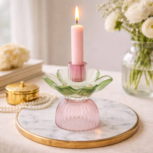 Portacandela in vetro rosa e verde a forma di fiore, con base rigata e dettaglio centrale per candela.
