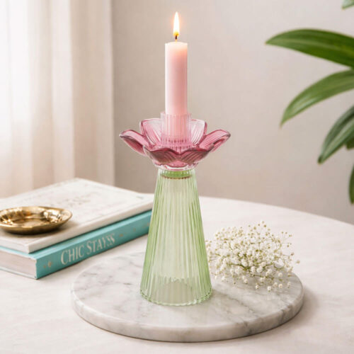 Portacandela in vetro viola e verde con fiore decorativo e base rigata, design elegante e luminoso.