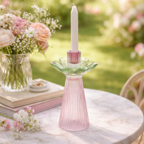 Portacandela in vetro verde e rosa con fiore scolpito e base alta rigata, design raffinato e trasparente.