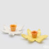 Portacandela a fiore di narciso in ceramica lucida bianca o gialla con inserto centrale arancio.