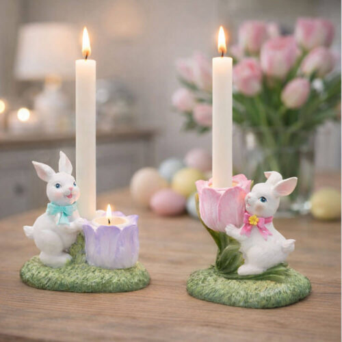 Coppia di portacandele con coniglietti bianchi in poliresina, fiore rosa o lilla e base effetto prato.