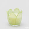 Candela EDG in vetro a forma di fiore verde-giallo iridescente con petali e cera bianca, profumo Cedar Balsam.
