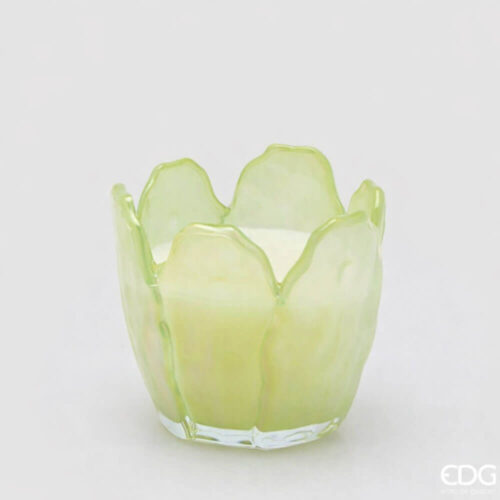 Candela EDG in vetro a forma di fiore verde-giallo iridescente con petali e cera bianca, profumo Cedar Balsam.