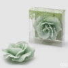 Candela EDG a forma di rosa verde salvia, modello galleggiante, con petali scolpiti e confezione trasparente.