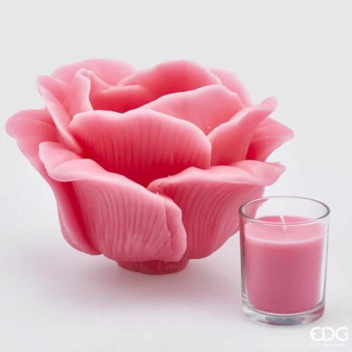 Candela decorativa rosa a forma di rosa gigante con petali realistici e bicchiere interno in vetro.