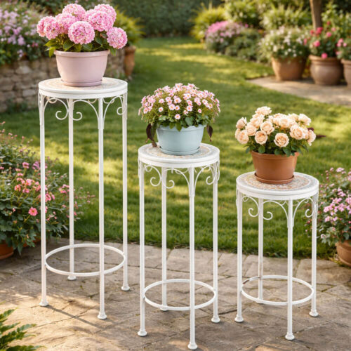 Set 3 tavolini porta vasi EDG in metallo bianco con piano in ceramica decorata per esterni.