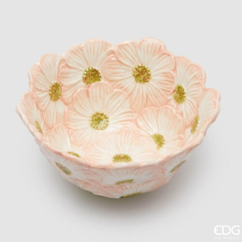Ciotola rotonda in ceramica rosa cipria con fiori in rilievo e centri verdi puntinati, bordo ondulato e base verde, Ø16 cm.