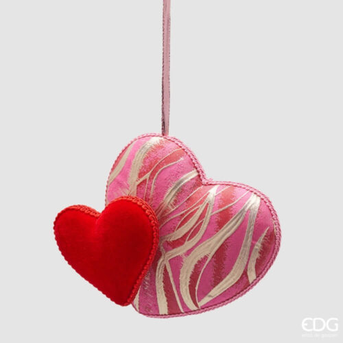 Décoration EDG avec deux cœurs suspendus en tissu rose et rouge