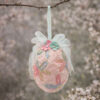 Uovo decorativo rosa da appendere con fiocco in organza e fiori in tessuto pastello