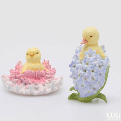 Pulcino decorativo EDG in poliresina, giallo, inserito in fiore rosa o azzurro, stile primaverile.