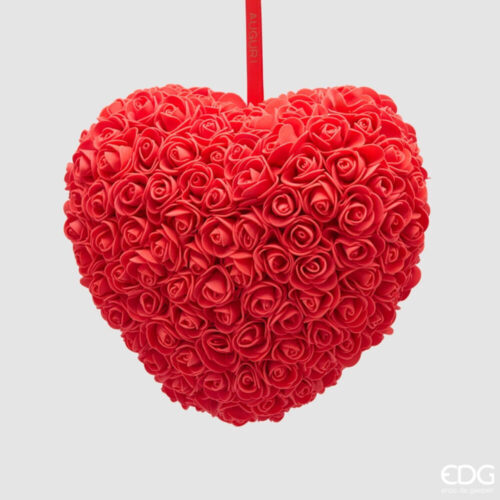 Corazón decorativo rojo para colgar con superficie de rosas y cinta roja con Deseos escritos.