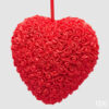 Cuore rosso da appendere rivestito di rose decorative con nastro rosso e scritta Auguri.