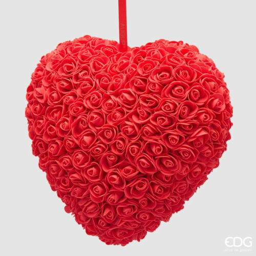 Cuore rosso da appendere rivestito di rose decorative con nastro rosso e scritta Auguri.