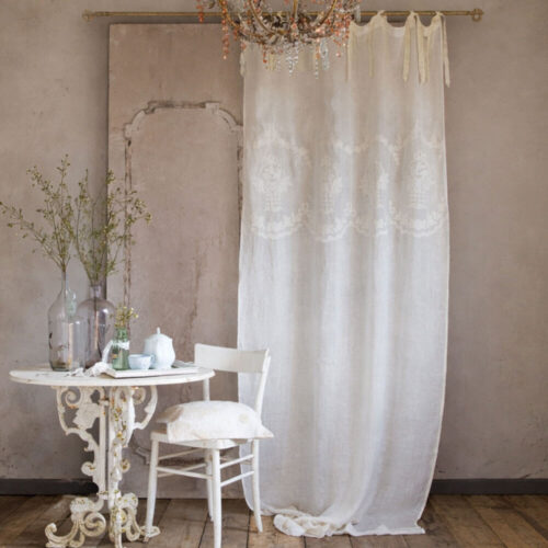 Tenda Blanc Mariclò in lino bianco con ricami dentelle floreali tono su tono