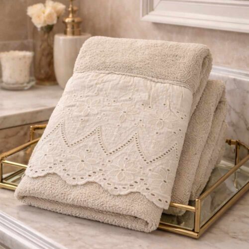 Paire de serviettes de toilette et d'invités en coton avec volant de dentelle sangallo teint dans la masse, coloris sable, dimensions 40x60 cm et 60x110 cm.