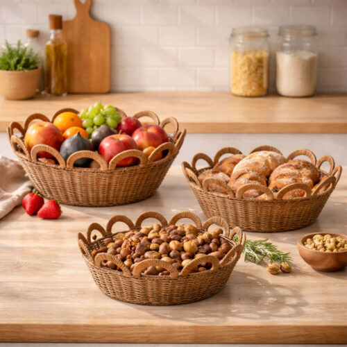 Vassoi rotondi in rattan con eleganti manici ad anello intrecciati, in tre misure per uso decorativo o funzionale.