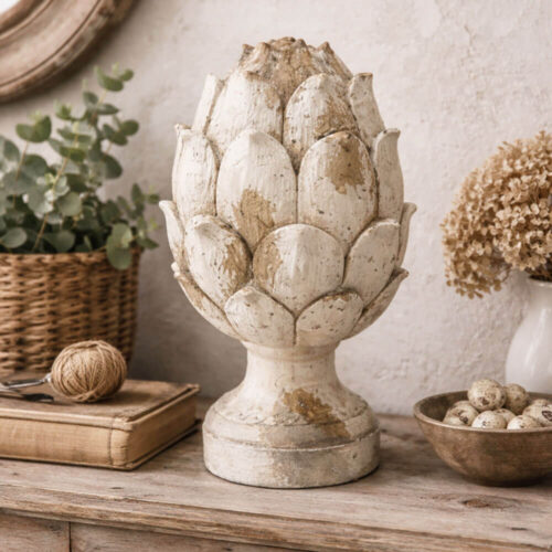 Pigna in resina con effetto decapato e base tonda, color beige anticato con tocchi dorati.