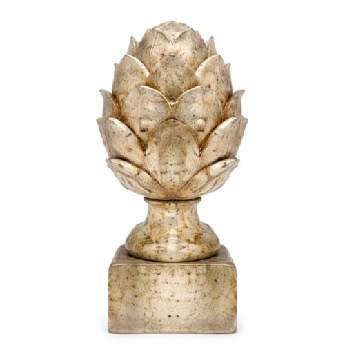 Pomme de pin décorative en résine dorée à effet antique sur base carrée, de style classique et élégant.