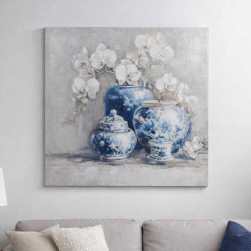 Quadro Blanc Mariclò con vasi in ceramica blu decorata e orchidee bianche su sfondo neutro, in stile classico elegante.