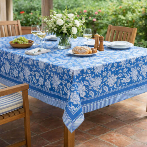 Tovaglia Blanc Mariclò blu con stampa floreale bianca e bordo decorativo a righe.