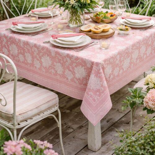 Mantel Blanc MariClò rosa con estampado floral blanco y borde decorativo a rayas.