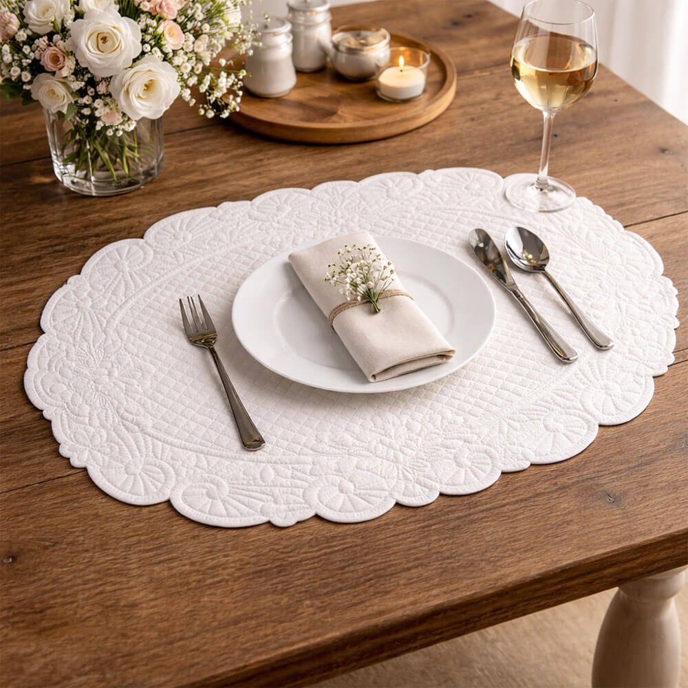 Centrotavola bianco in cotone trapuntato con bordo sagomato decorativo