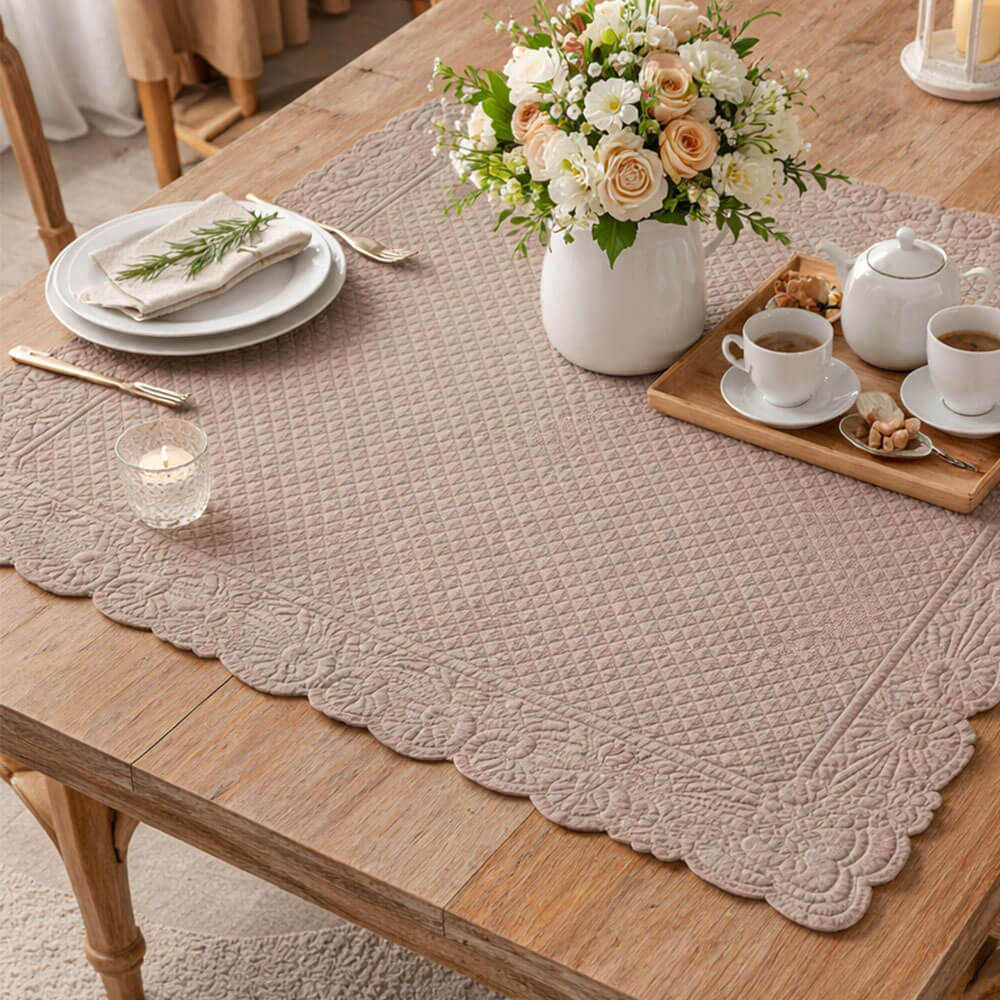 Centro de mesa de algodón acolchado beige con borde decorativo perfilado