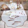 Chemin de table en coton blanc Blanc MariClò avec broderie anchois, lettrage Burro e Acciughe et bordure ondulée marron.