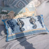Cuscino decorativo azzurro Blanc Mariclò con ricami marini a cavallucci, coralli e bordi ondulati blu