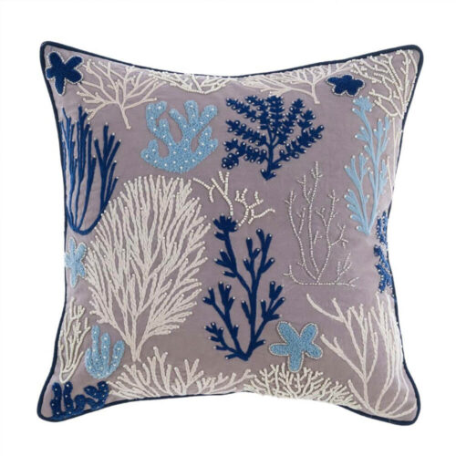 Coussin carré Blanc MariClò avec appliques marines brodées bleu et ivoire, motif corail sur fond neutre.