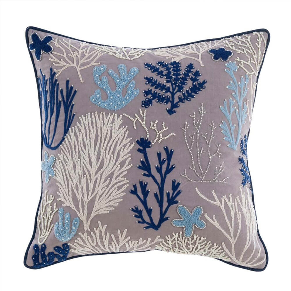 Blanc Mariclò Cuscino Vista Mare Ricamato 45x45 1 Cuscino Blanc Mariclò quadrato con applicazioni marine ricamate blu e avorio, motivo coralli su fondo neutro