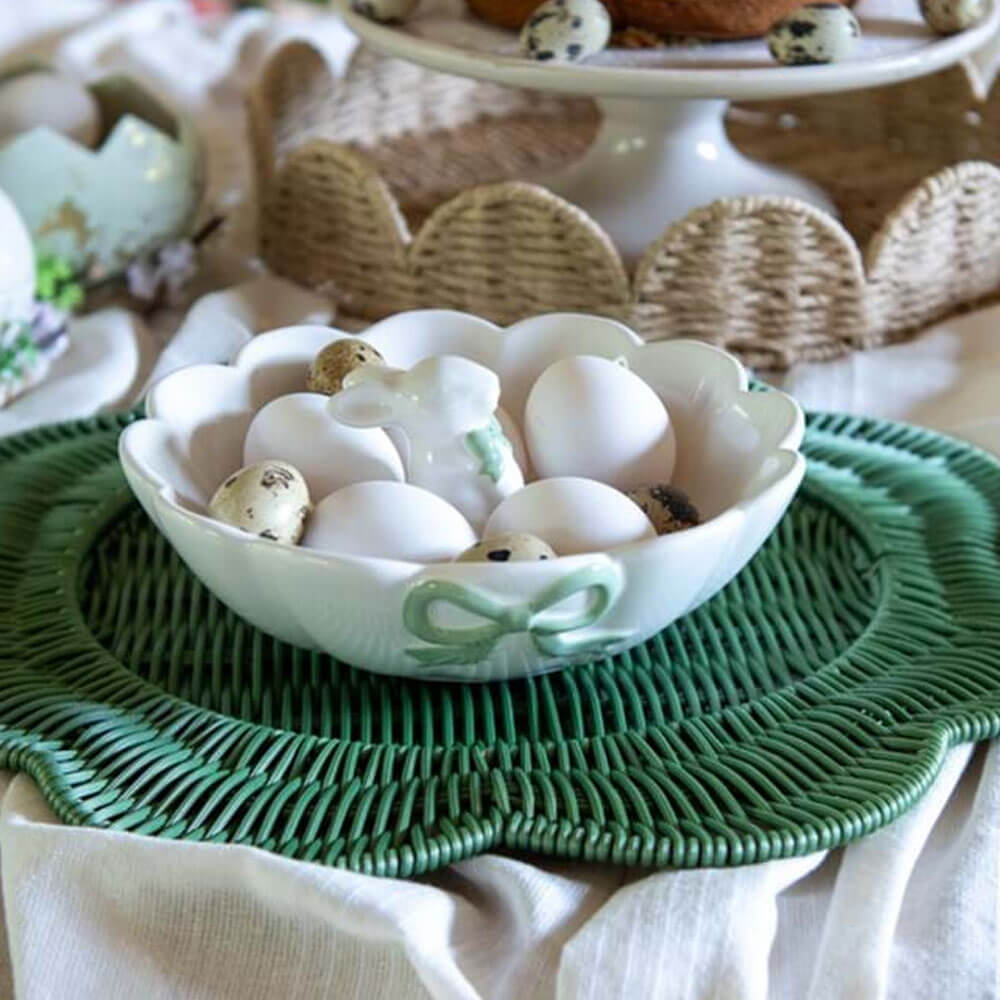 Blanc MariClo Plat avec lapin 20 cm Collection Vichy 1 Assiette en céramique Blanc MariClo avec lapin central, bord façonné et nœud vert sauge, style shabby chic.