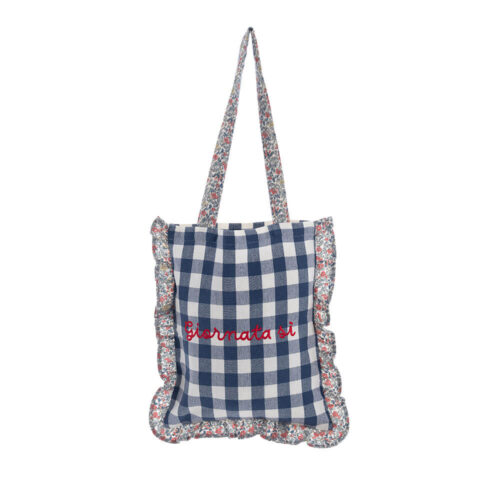 Borsa shopper a quadretti blu con balza floreale e ricamo rosso “Giornata sì”.