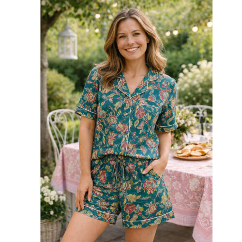 Traje de algodón Blanc MariClò con camisa de flores verde petróleo y pantalón corto.