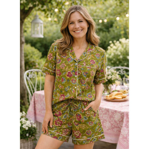 Traje de algodón Blanc MariClò con camisa verde oliva de motivos florales y pantalón corto.
