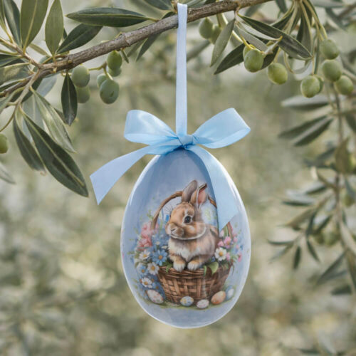 Uovo pasquale decorativo Blanc Mariclo con coniglietto nel cestino, fiori primaverili e fiocco azzurro.